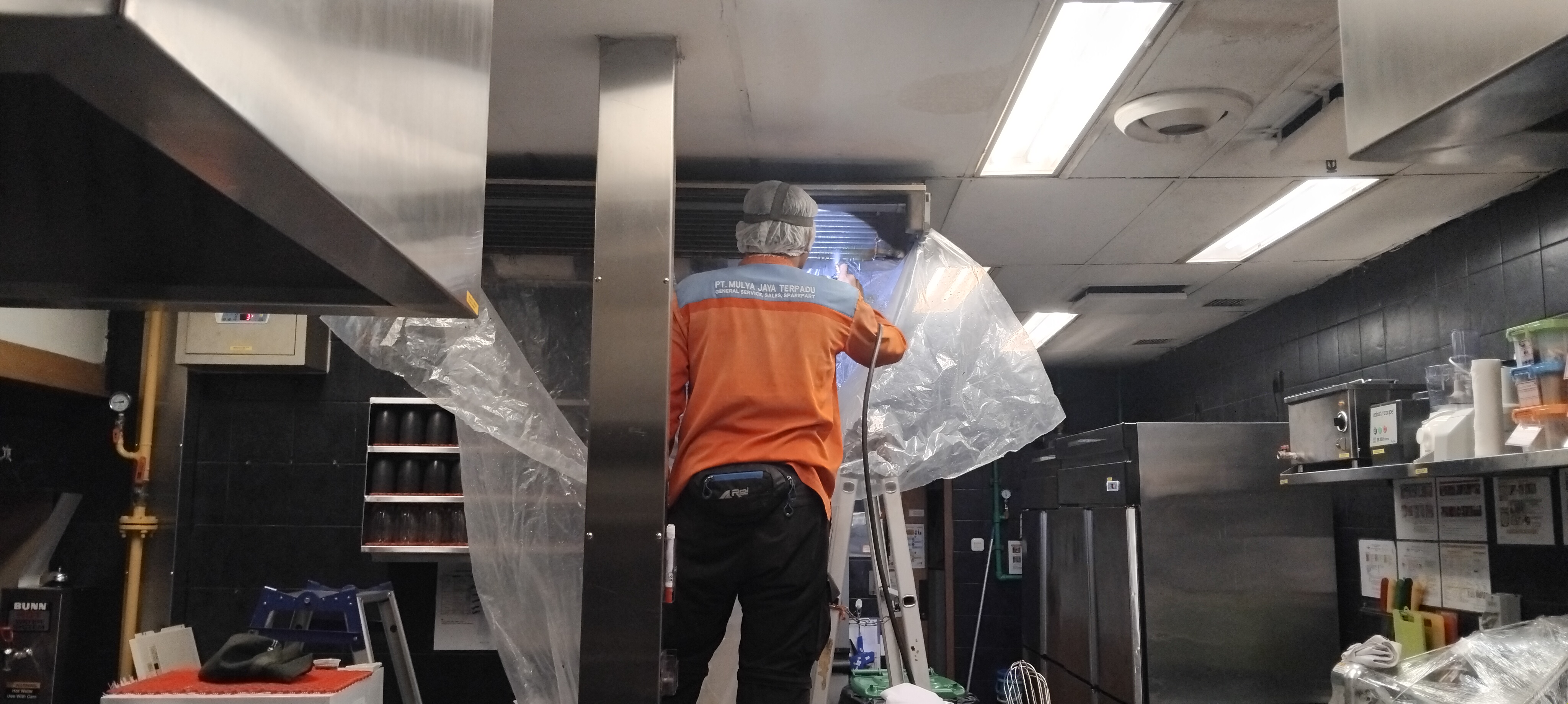 Cuci AC Ceiling Suspended